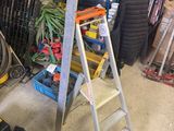 une échelle appuyée contre un mur dans un garage