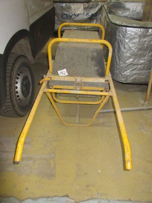 une chaise qui se trouve au milieu d'une pièce