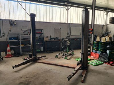 l'image d'un garage contenant de nombreux outils