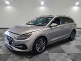 une voiture argentée est garée sur le sol à carreaux d'un garage