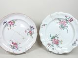 Deux assiettes ornées de motifs floraux sont posées côte à côte sur une surface blanche.