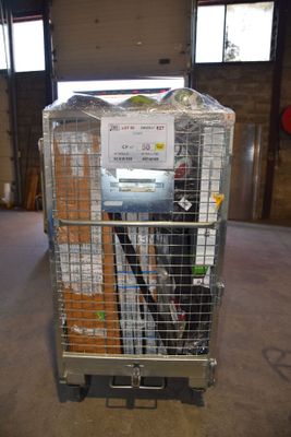 un chariot contenant beaucoup d'articles dans un entrepôt