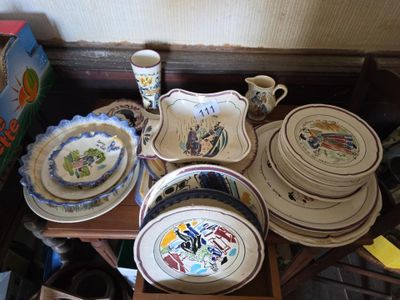 beaucoup d'assiettes et de bols sur la table