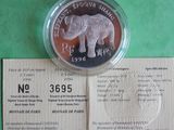 une pièce d'argent sur laquelle est représenté un éléphant