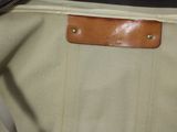 un sac muni d'une poignée en cuir marron
