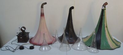 trois vases en verre posés sur une table blanche
