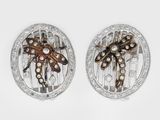 paire de boucles d'oreilles anciennes en argent et diamants ornées de libellules