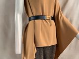 haut asymétrique beige à manches asymétriques et ceinture