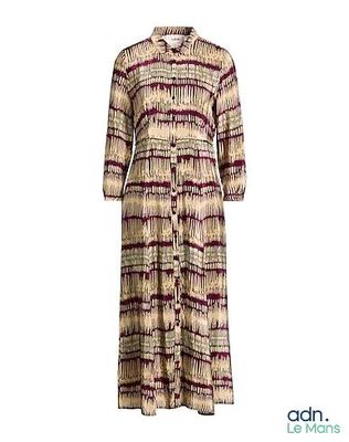 Cette femme porte une robe longue à motifs.