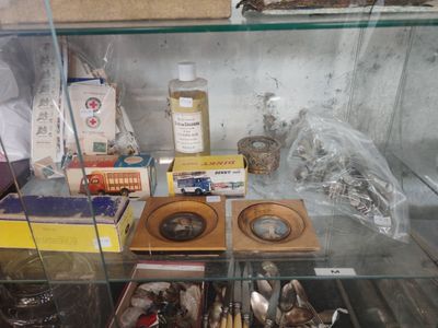 une vitrine remplie d'argenterie et d'autres objets