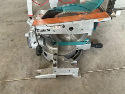 la photo d'une machine posée sur le sol