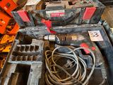 Un assortiment d'outils est posé sur une table dans un garage