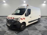 la camionnette blanche est garée sur le sol en damier d'une pièce