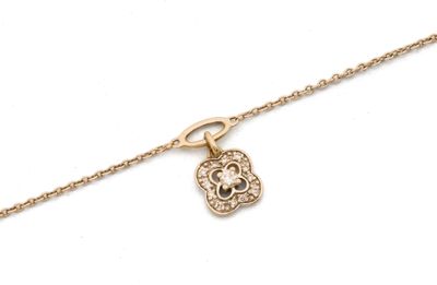un bracelet à chaîne en or avec une breloque en forme de cœur