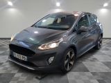 La Ford Fiesta grise est garée sur un sol à damier.