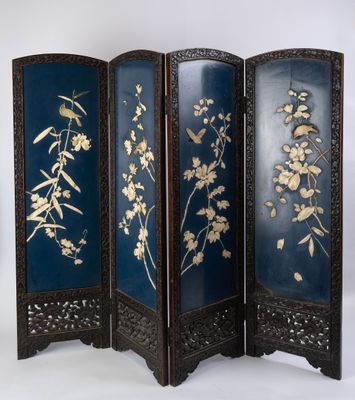 une image représentant un paravent orné de fleurs et de feuilles peintes