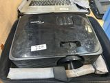 un ordinateur portable et un projecteur rangés dans une valise