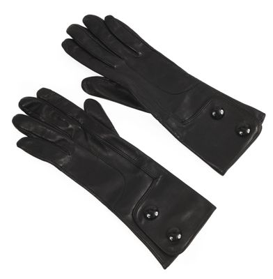 une paire de gants en cuir noir sur fond blanc
