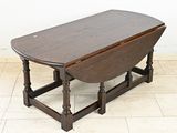 une petite table avec un plateau en bois sur un sol carrelé