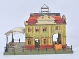 un bâtiment jaune et rouge avec un toit rouge et un toit rouge