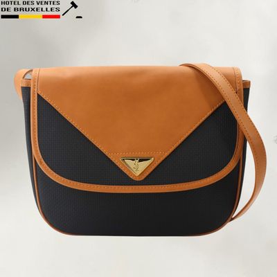 un sac à bandoulière noir et fauve orné d'un triangle doré sur le devant