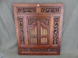 une vieille armoire en bois à deux portes, ornée de sculptures