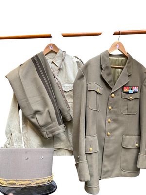 deux vestes et un bonnet suspendus à un porte-vêtements