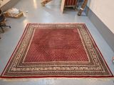 un tapis rouge posé au sol dans une pièce