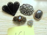 tout un tas de broches posées sur une table