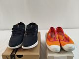 deux paires de chaussures de tennis noires et orange posées sur une boîte