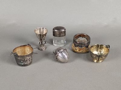 beaucoup d'objets en argent posés sur la table