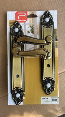 un gros plan sur une poignée de porte dorée sur une boîte en carton