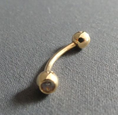 un gros plan sur un piercing au nez en or orné d'un diamant