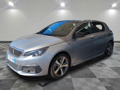 la voiture argentée est garée dans le garage sur un sol en damier