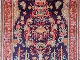 un tapis oriental orné d'un motif floral sur fond violet