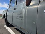 un camion sur le flanc duquel est apposé un autocollant
