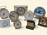 tout un tas d'horloges posées sur une table