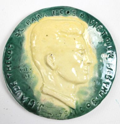 une assiette verte sur laquelle est représenté un homme
