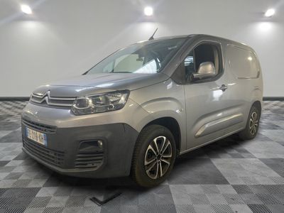 La nouvelle fourgonnette Citroën est garée dans le showroom.