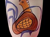 une tasse sur laquelle est peint un oiseau sur fond noir