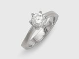 gros plan d'une bague en diamant sur fond blanc