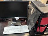 un ordinateur de bureau posé sur une table avec un clavier et une souris