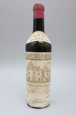une vieille bouteille de vin posée sur une table