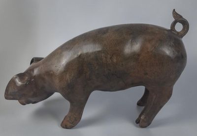 statue d'un cochon brun sur fond blanc