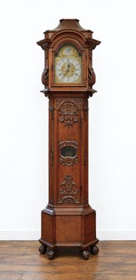 une horloge de parquet au milieu d'un plancher en bois