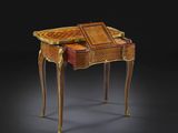 une petite table avec un plateau en bois et deux tiroirs