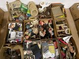 une boîte remplie d'objets hétéroclites posée sur le sol