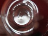 un gros plan d'un verre à vin sur lequel figure une étiquette