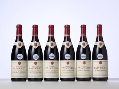 cinq bouteilles de vin rouge alignées les unes à côté des autres