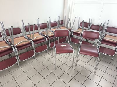 20 chaises en skaï rouge et structure chromée.